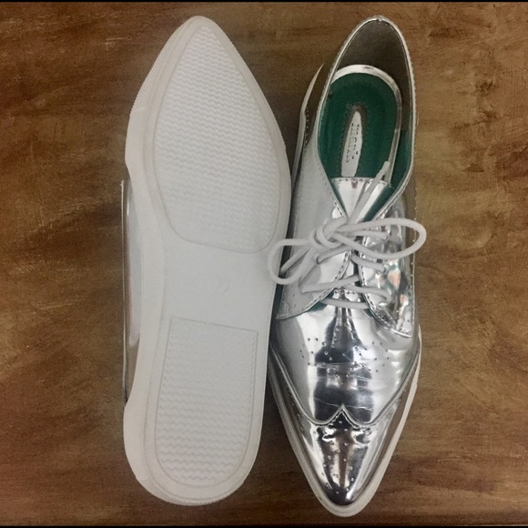 🌺NWOT🌸 Mark Silver Streak Sneakers - Picture 4 of 4